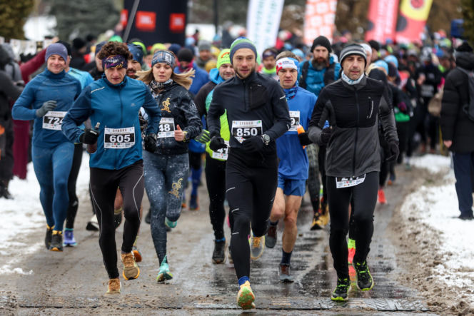 Wystrzał startera zamiast szampana. Tłumy powitały Nowy Rok na XX Śląskim Maratonie Noworocznym Cyborg