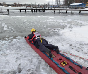 Strażacy szkola się z ratownictwa lodowego na raodmskich Borkach [FOTO]