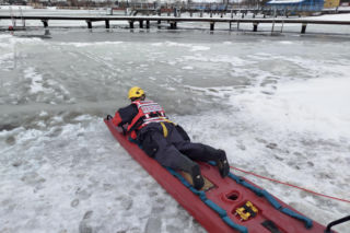 Strażacy szkola się z ratownictwa lodowego na radomskich Borkach [FOTO]