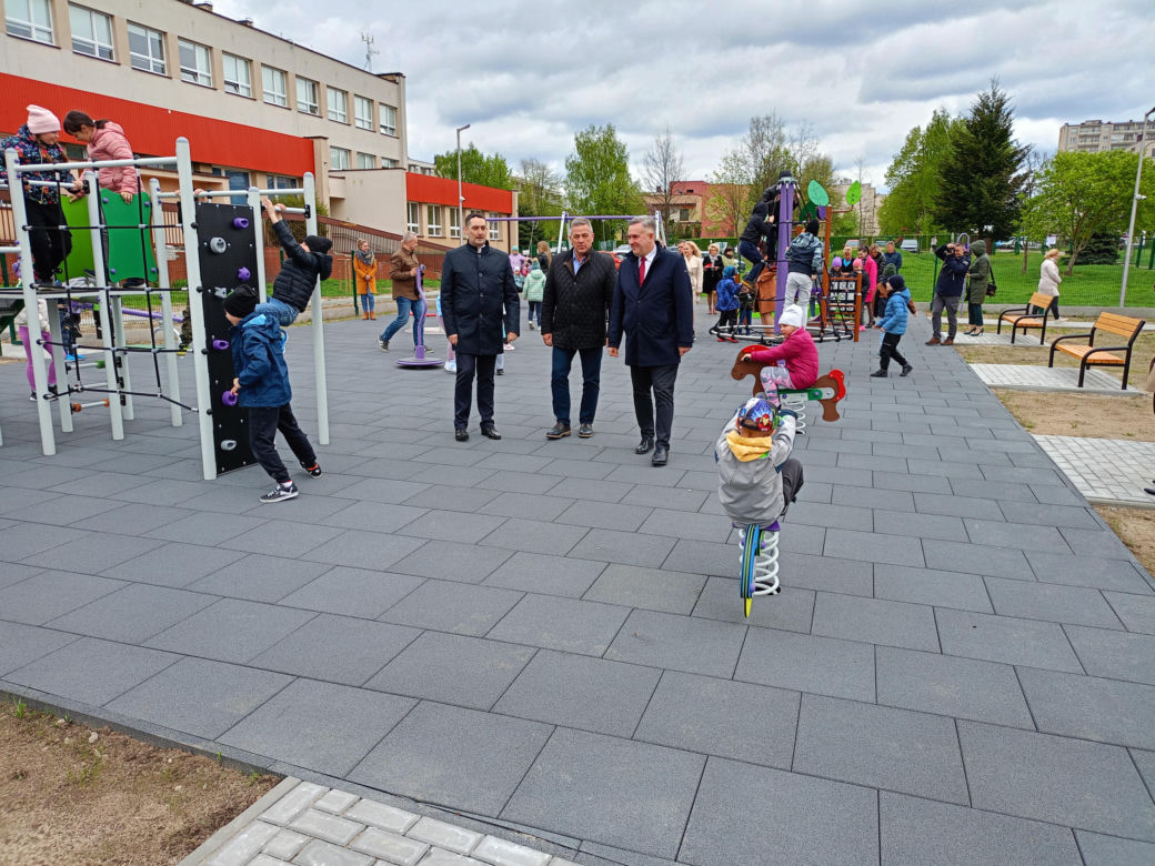 Nowy plac zabaw przy SP nr 8 w Siedlcach jest ogólnodostępny dla wszystkich mieszkańców miasta i dostosowany do potrzeb osób z niepełnosprawnością ruchową