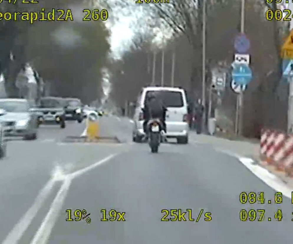 Policyjny pościg za motocyklistą we Wrocławia. 29-latek pędził prawie 200 km/h! [FILM]