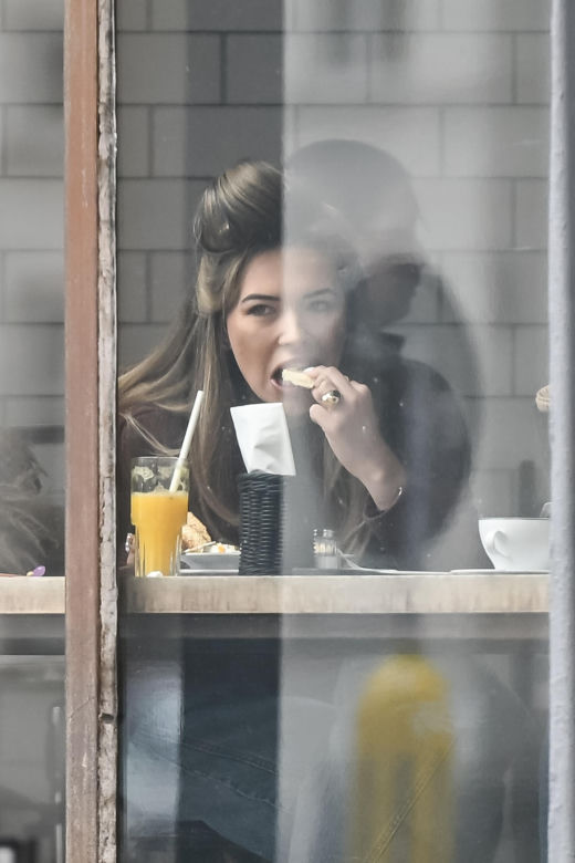 Sandra Kubicka w wałku na głowie