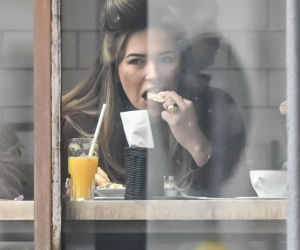 Sandra Kubicka w wałku na głowie