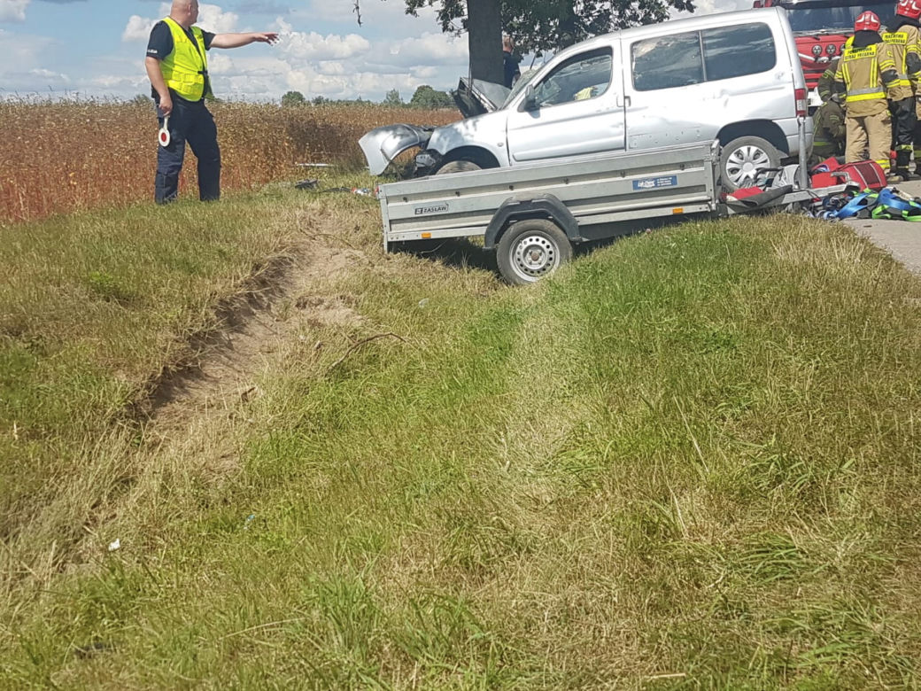 Potworny wypadek pod Lipskiem! Trzech mężczyzn uwięzionych w rozbitym citroenie [ZDJĘCIA]