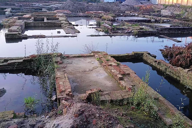 Fundamenty dawnych kamienic przy ul. Św. Floriana