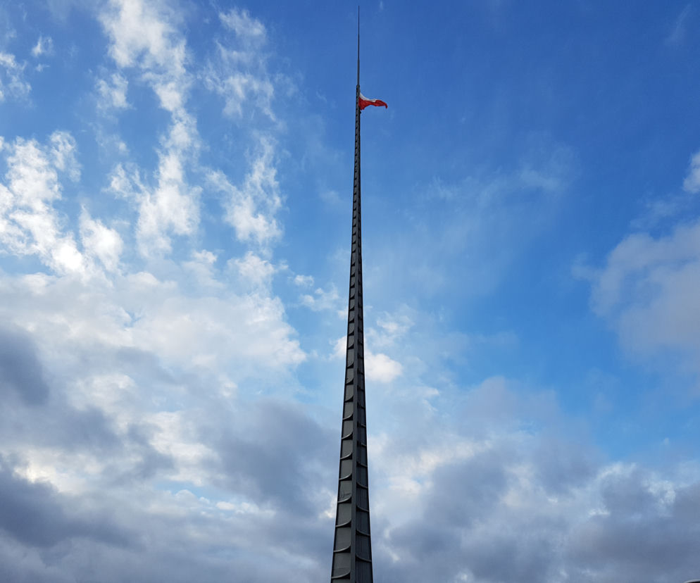 Flaga zawisła na ponad 80-metrach