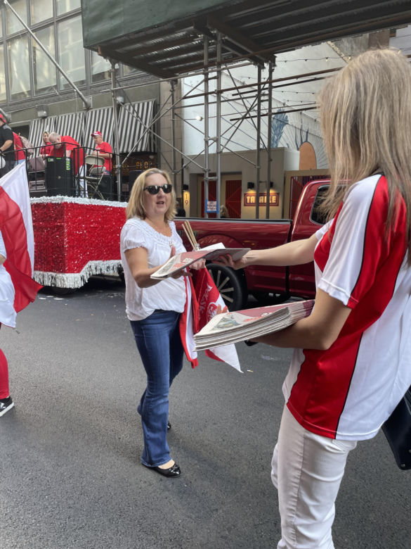 86. Parada Pułaskiego - relacja z rozdawania dodatku Welcome to Poland