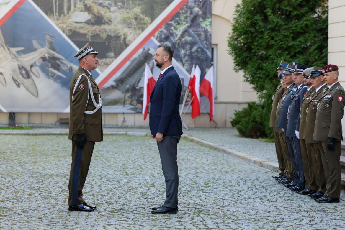 Szef MON wręczył odznaczenia żołnierzom