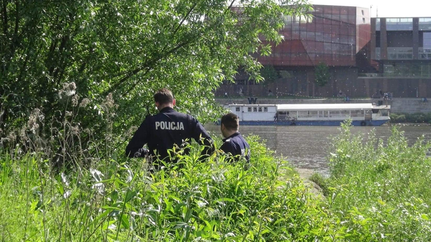 Zwłoki nad Wisłą. Nieoficjalnie słyszymy, że denat miał una sobie ubrania podobne do tych, w których zaginął 26 kwietnia Mateusz K. 
