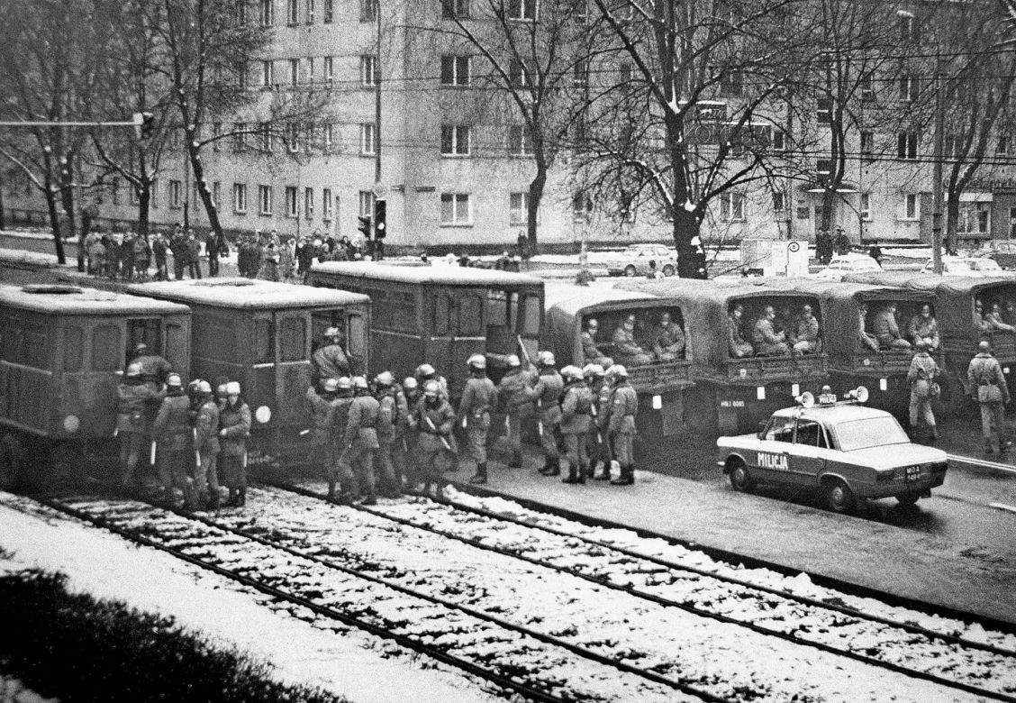 Oddziały ZOMO na ulicach Warszawy, grudzień 1981. 