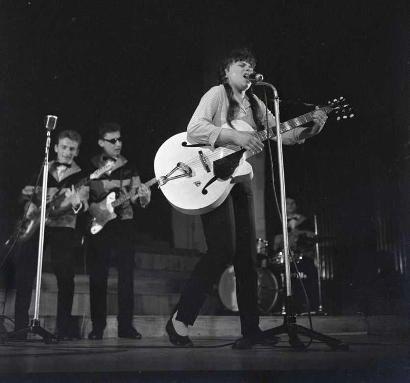 Karin Stanek z zespołem Czerwono-Czarni, koncert w Filharmonii Warszawskiej, Warszawa, 1962