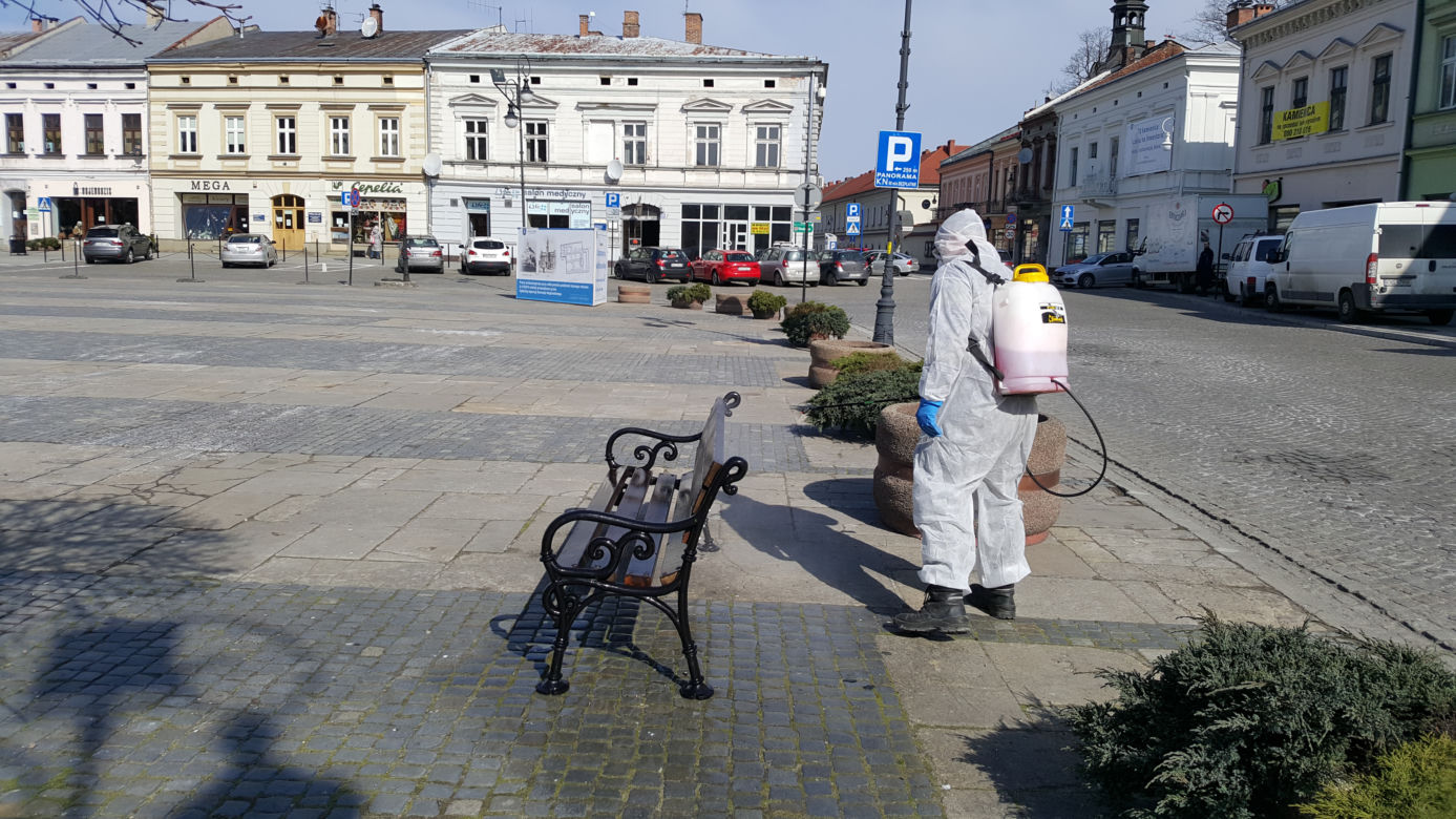 Białe kombinezony i Virkon. Tak w Nowym Sączu walczą z epidemią koronawirusa! 