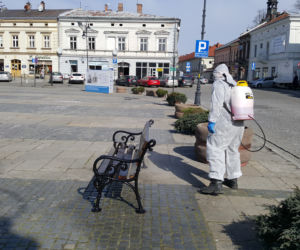 Białe kombinezony i Virkon. Tak w Nowym Sączu walczą z epidemią koronawirusa! 