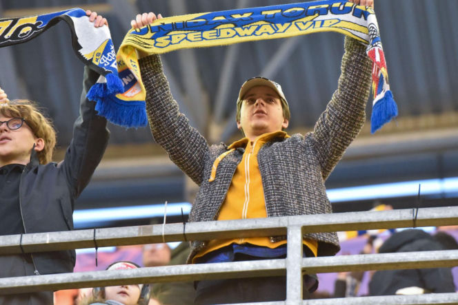 PRES Grupa Dewloperska Toruń - Abramczyk Polonia Bydgoszcz, zdjęcia kibiców i zawodników z pożegnania Adriana Miedzińskiego