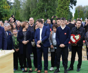 Szok po tragedii w Łodzi. Dziesięć malutkich trumienek na pogrzebie. Tego widoku nie da się wyrzucić z głowy