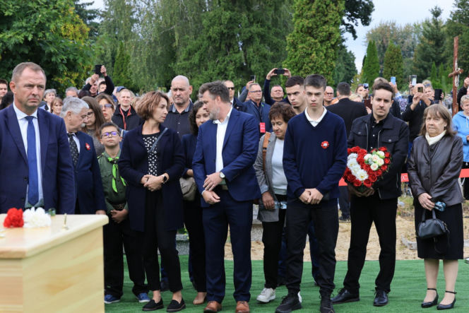 Szok po tragedii w Łodzi. Dziesięć malutkich trumienek na pogrzebie. Tego widoku nie da się wyrzucić z głowy