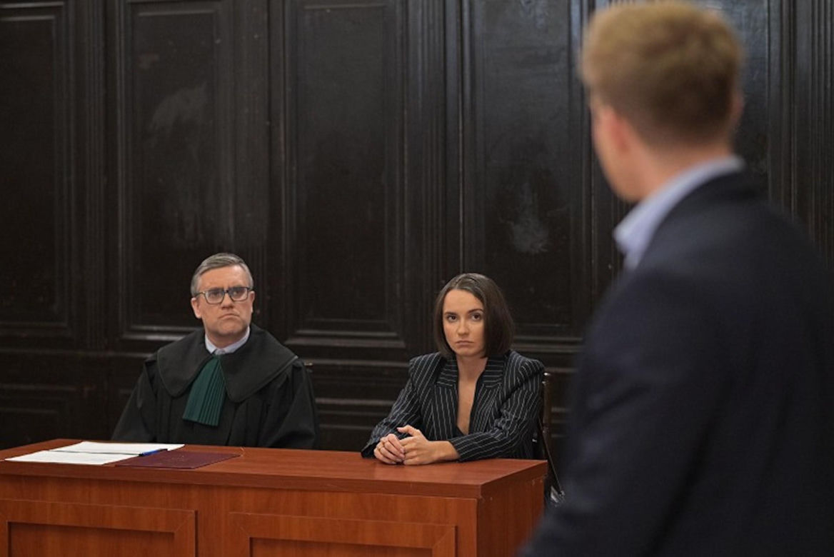 Pierwsza miłość, odcinek 3985: Melka (Ewa Jakubowicz), Kamil Biały (Igor Paszczyk), adwokat - mecenas Dubicz (Marcin Kiszluk)