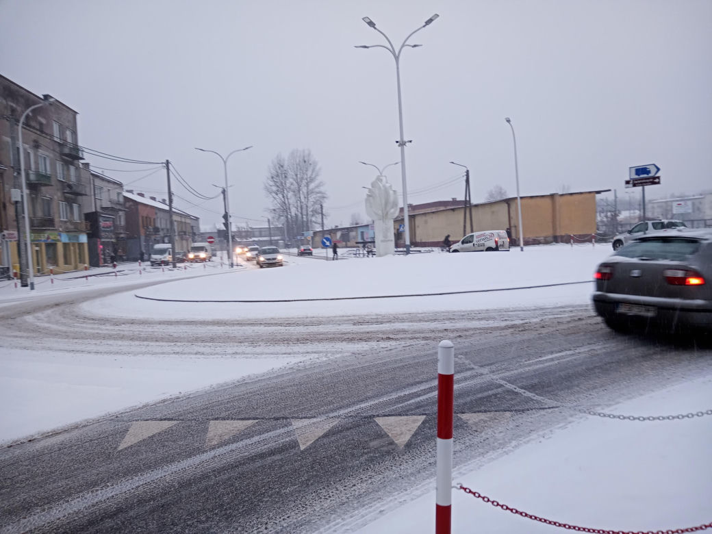 Zima w Świętokrzyskiem. Skarżysko-Kamienna w białym puchu. Zobacz zdjęcia