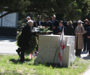 Jarosław Kaczyński na cmentarzu nie był sam. Pewna kobieta nie odstępowała go na krok
