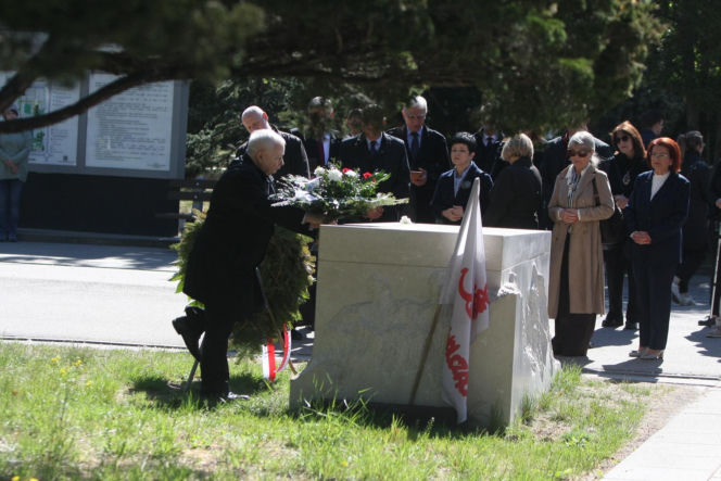 Jarosław Kaczyński na cmentarzu nie był sam. Pewna kobieta nie odstępowała go na krok