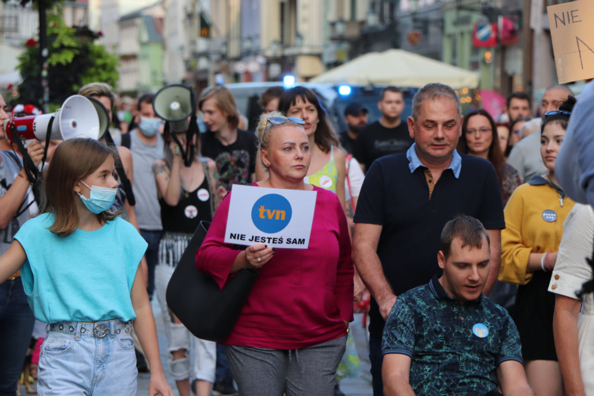 Torunianie protestują przeciwko przegłosowaniu Lex TVN