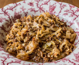 Gulasz z mielonego mięsa z kiszoną kapustą (bieda-bigos z patelni) – prosty, tani, a smakuje jak długo duszony klasyk