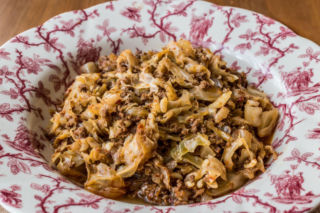 Gulasz z mielonego mięsa z kiszoną kapustą (bieda-bigos z patelni) – prosty, tani, a smakuje jak długo duszony klasyk