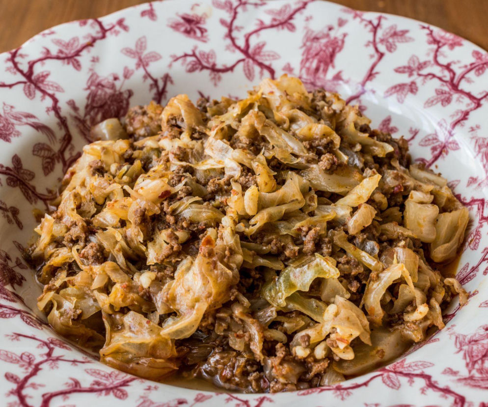 Gulasz z mielonego mięsa z kiszoną kapustą (bieda-bigos z patelni) – prosty, tani, a smakuje jak długo duszony klasyk