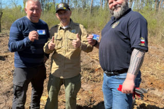 Siedleccy policjanci zasadzili drzewa w Golicach w ramach akcji „Plant a Tree – Green IPA Project”