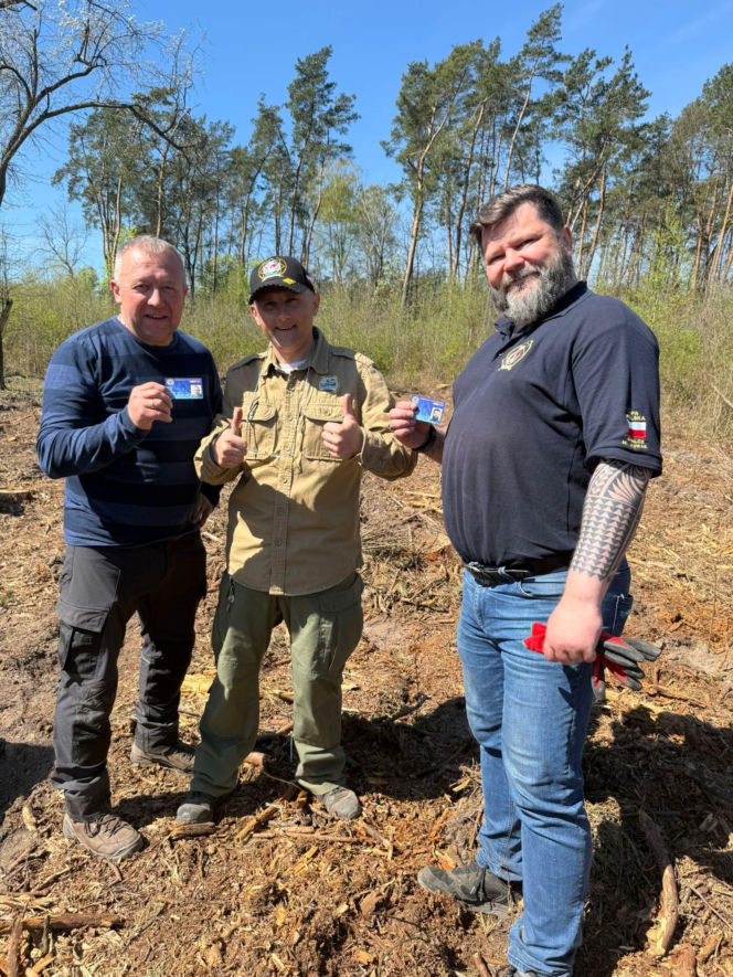 Siedleccy policjanci zasadzili drzewa w Golicach w ramach akcji „Plant a Tree – Green IPA Project”