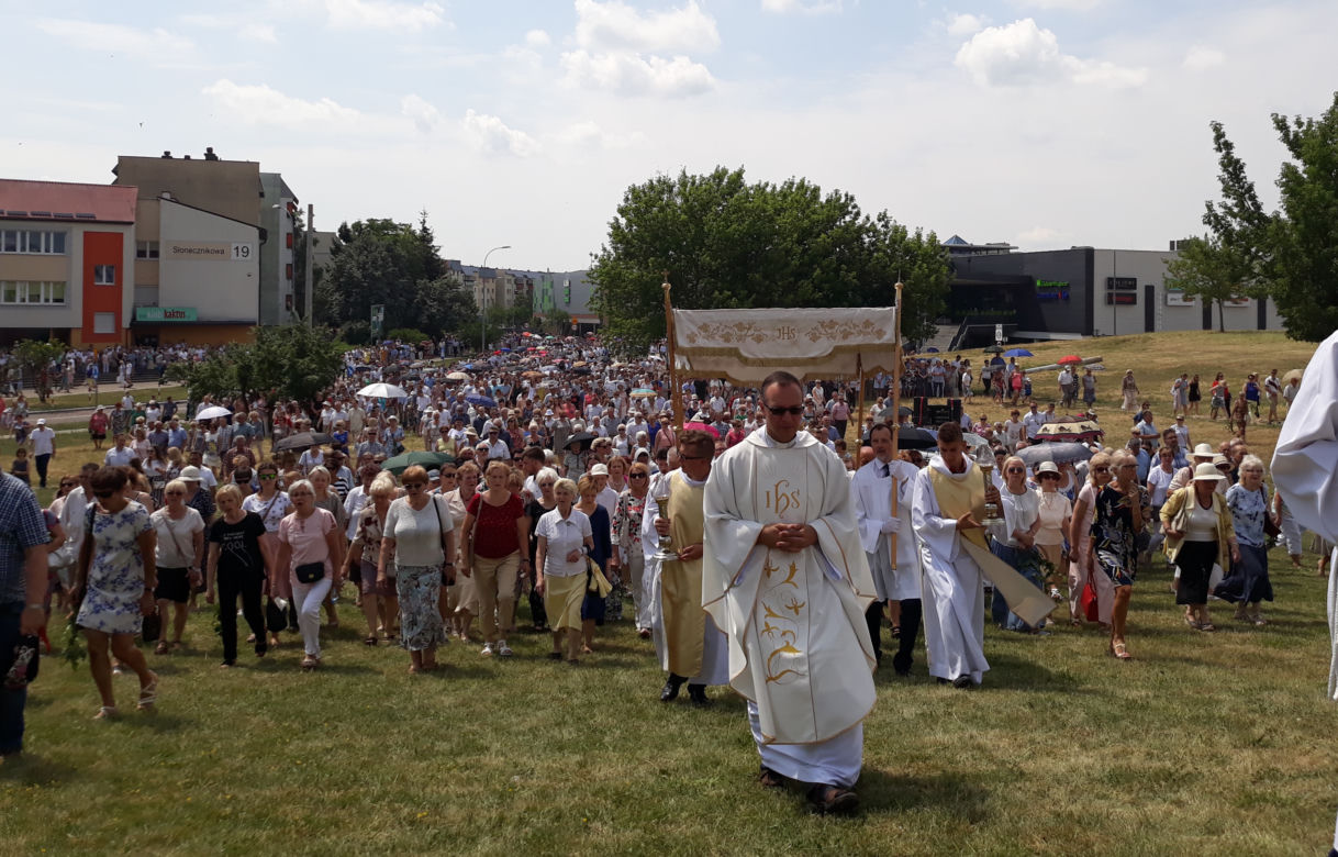 Białystok. Boże Ciało 2019. Wspólna procesja dwóch parafii: św. Jadwigi i NMP z Guadalupe