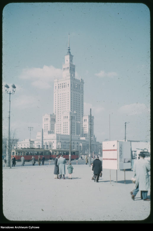 QUIZ PRL. Pałac Kultury i Nauki w Warszawie. Zmierz się z historią dziarskiego 70-latka? 