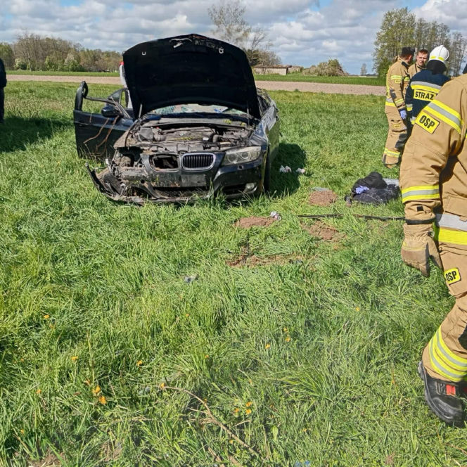 Dachowanie BMW w Mostowie w powiecie łosickim