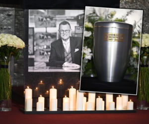 Tak wyglądała urna Andrzeja Morozowskiego. Skromna, srebrna i ze złotą tabliczką
