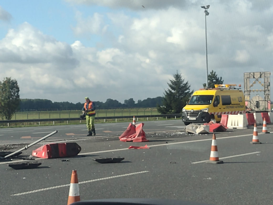 Wypadek na bramkach na krakowskich Balicach. Auto kilkukrotnie dachowało