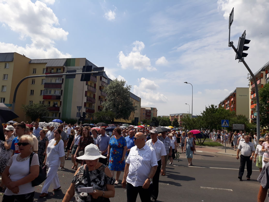 Białystok. Boże Ciało 2019. Wspólna procesja dwóch parafii: św. Jadwigi i NMP z Guadalupe