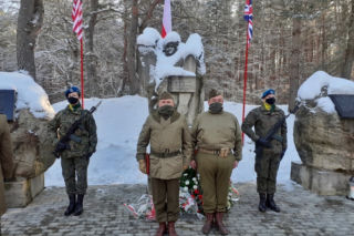 Modrolas. Wzruszająca uroczystość. Upamiętnili lotników alianckich z II wojny światowej 