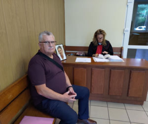 Pacjentki porzuciły konwencjonalną terapię, by „leczyć się” lampami. Szaman z Małopolski nie trafi za kraty