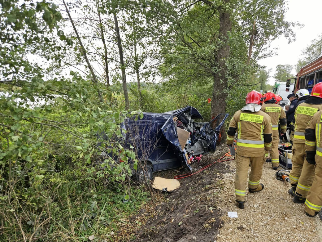 Czarna seria na drogach w powiecie jędrzejowskim. Dwa groźne wypadki w pół godziny, rozcinano karoserię