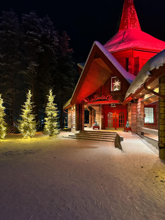 Rovaniemi w Finlandii. Wioska Świętego Mikołaja