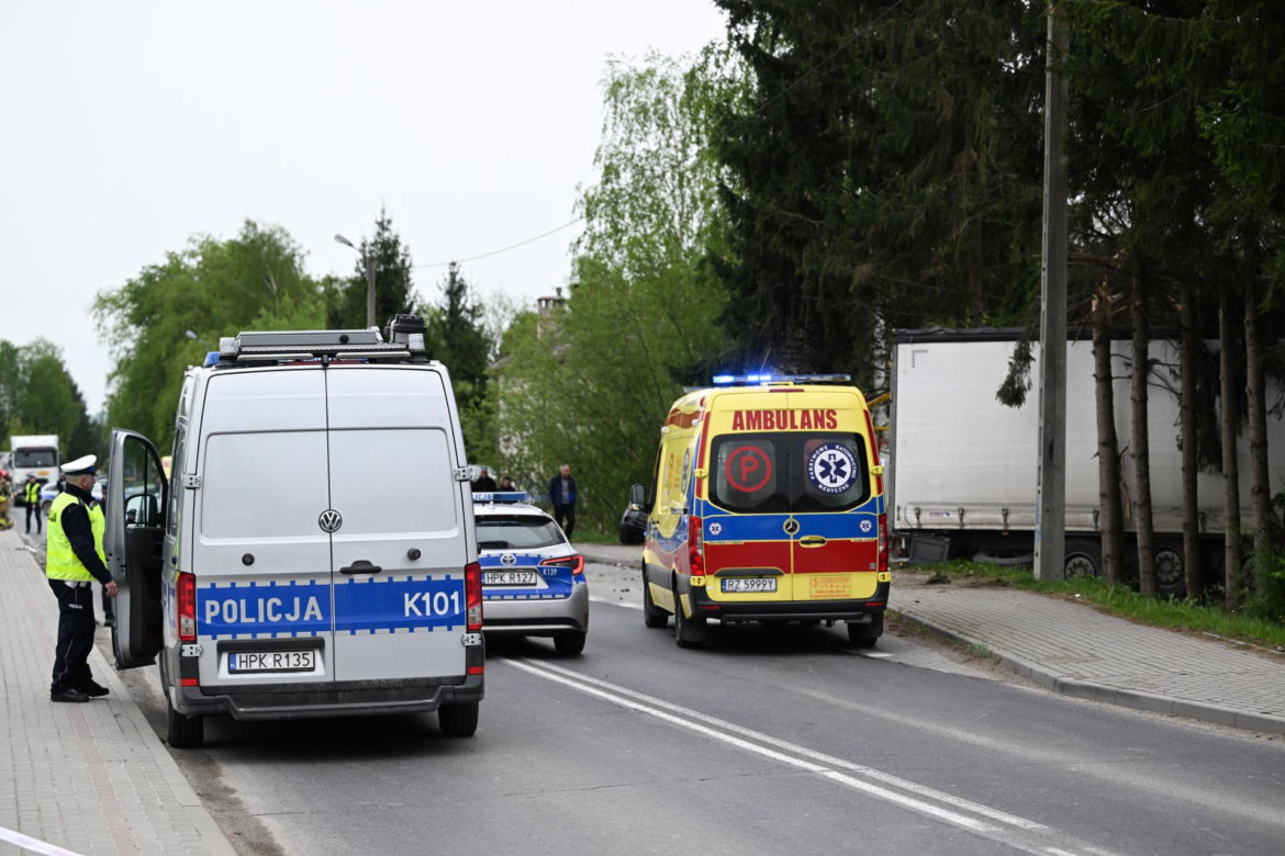 Wypadek w Tyczynie. Tir wjechał w przystanek.