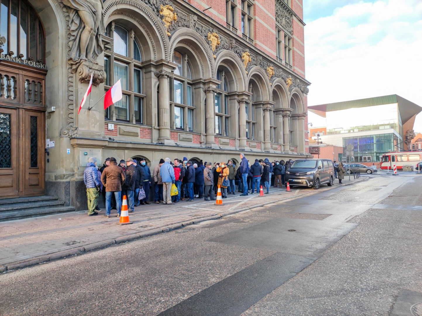 Problemy w bankach i bankomatach. Panika w Polsce po ataku Rosji na Ukrainę
