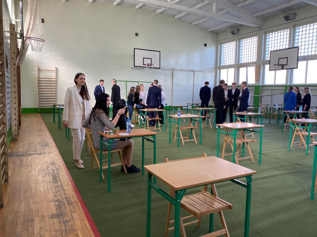 Matura 2023. Maturzyści podczas matury w LO VII w Zielonej Górze