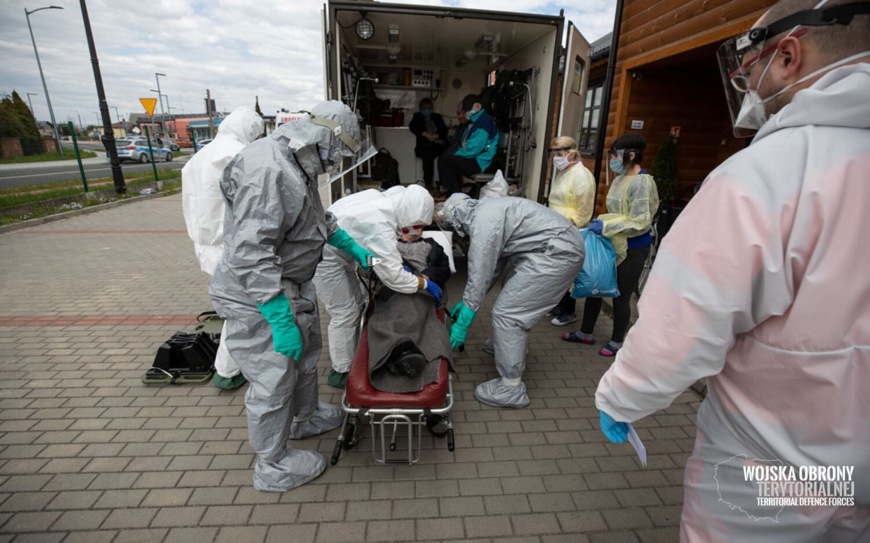 Żołnierze - chemicy wchodzą do DPSu w Kleszczowie. Rozpoczęła się dekontaminacja ośrodka! 