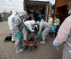 Żołnierze - chemicy wchodzą do DPSu w Kleszczowie. Rozpoczęła się dekontaminacja ośrodka! 