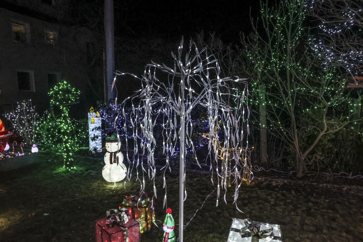 Promyk nadziei wśród szarych bloków. Ta iluminacja na osiedlu zachwyca!