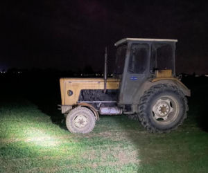 Pijany kierowca ciągnika rolniczego próbował rozjechać policjanta