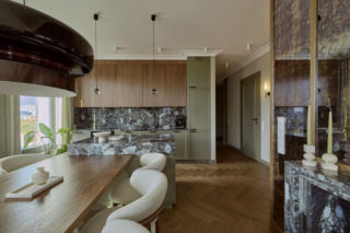 Gra świateł i egzotyczne tapety. Gdański apartament z widokiem na Motławę