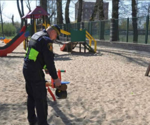 Groza na placach zabaw: Konieczna była interwencja Straży Miejskiej! 