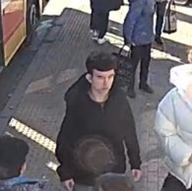 Pobił nastolatkę, bo miał chętkę na jej czapkę. Szokujące zdarzenia. Policja z Bielska-Białej szuka sprawcy